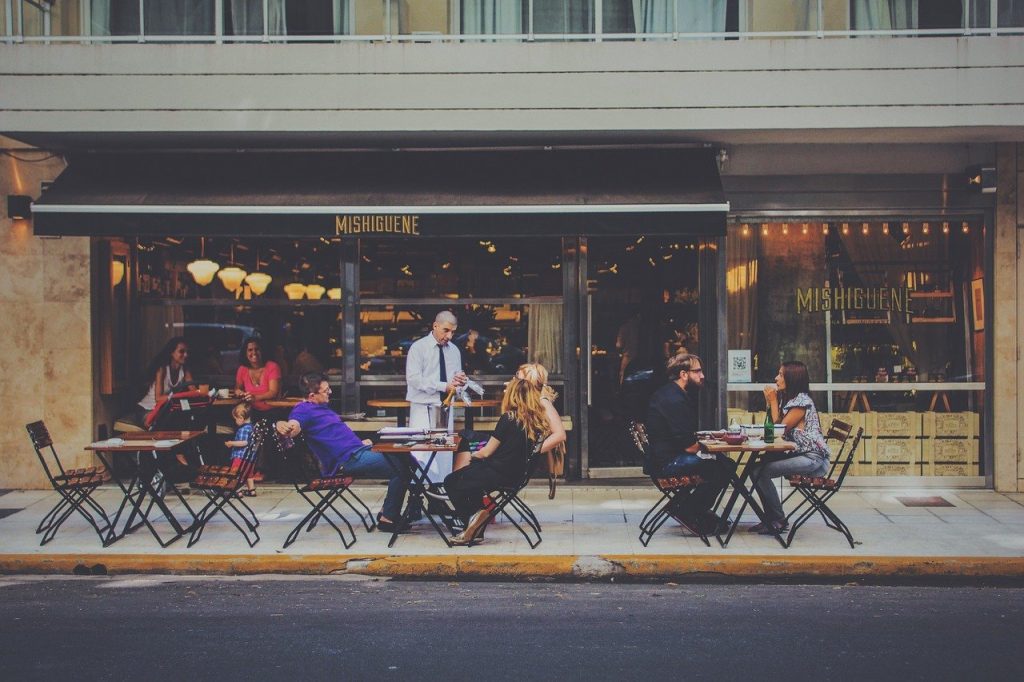 restaurant avec table sur terasse