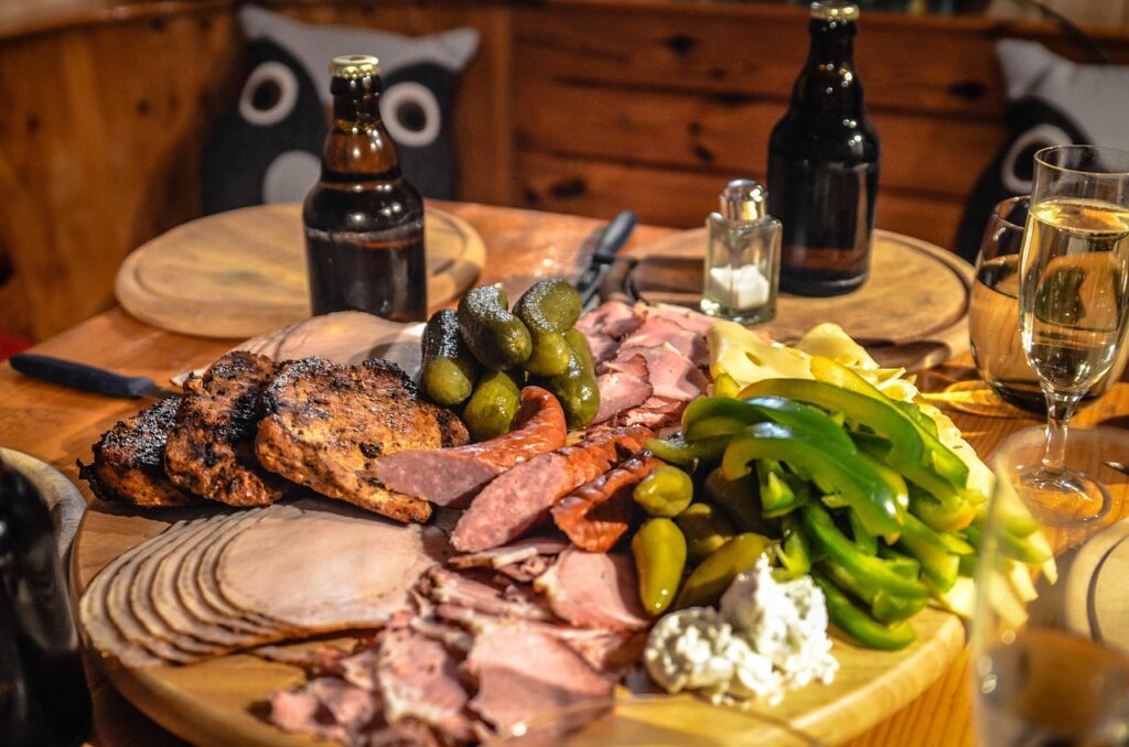 découvrez notre charcuterie artisanale, élaborée avec passion et savoir-faire traditionnel, pour des saveurs authentiques et gourmandes.