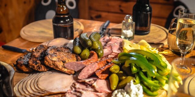 découvrez notre charcuterie artisanale, élaborée avec passion et savoir-faire traditionnel, pour des saveurs authentiques et gourmandes.