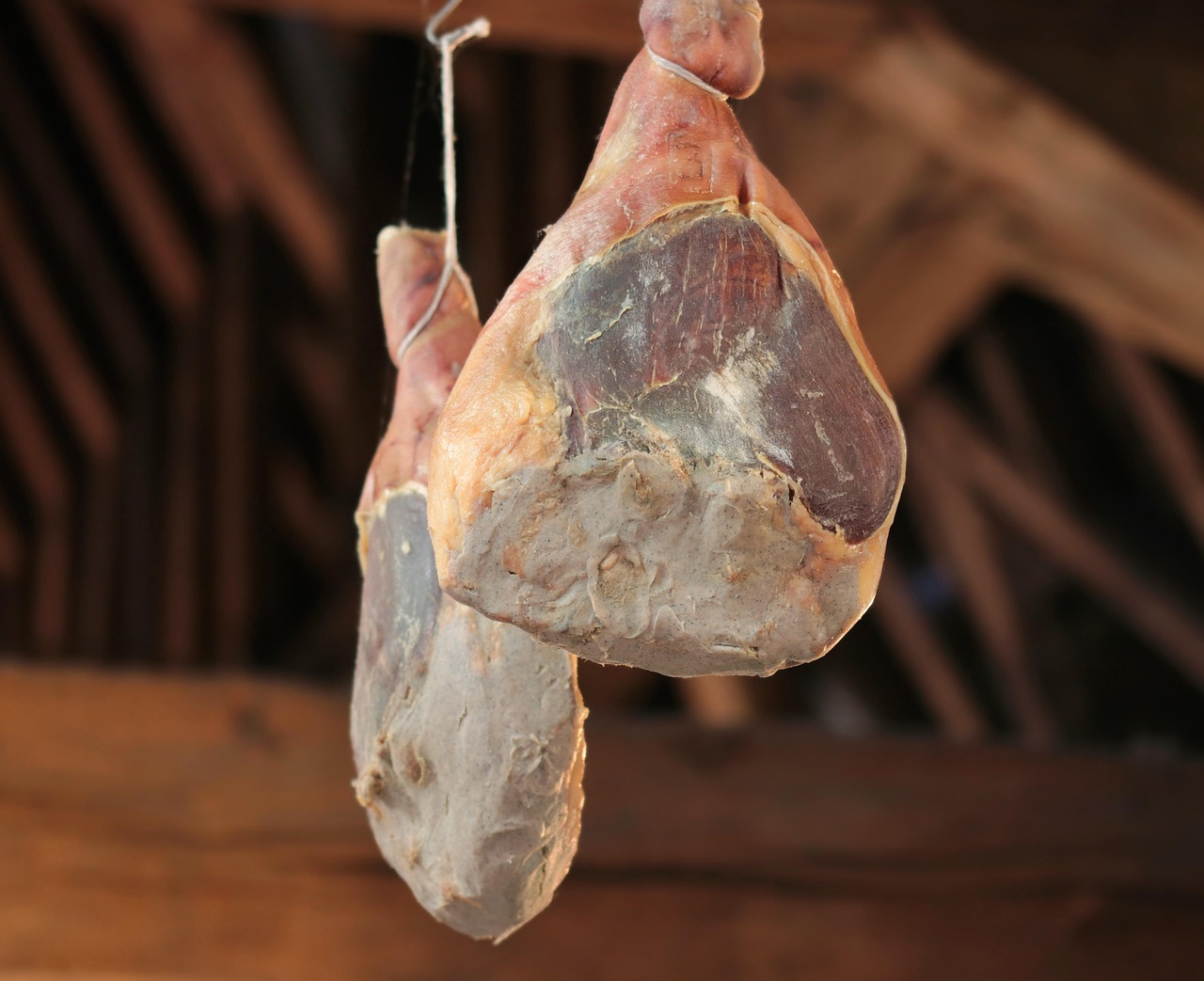 découvrez le jambon de bayonne, un produit du terroir français reconnu pour sa saveur délicate et sa qualité exceptionnelle. idéal pour vos recettes gourmandes et repas authentiques.