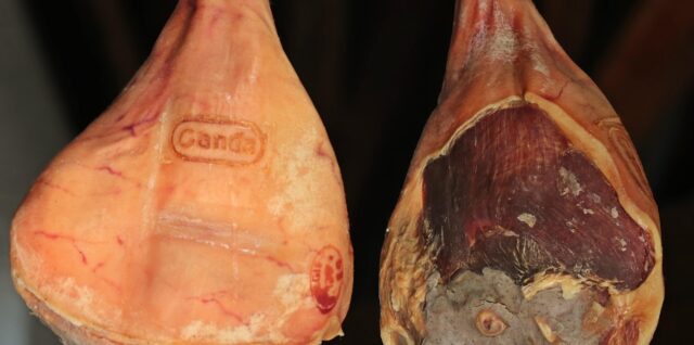 découvrez le bayonne ham, un jambon sec traditionnel du sud-ouest de la france, reconnu pour sa saveur délicate et son affinage artisanal.