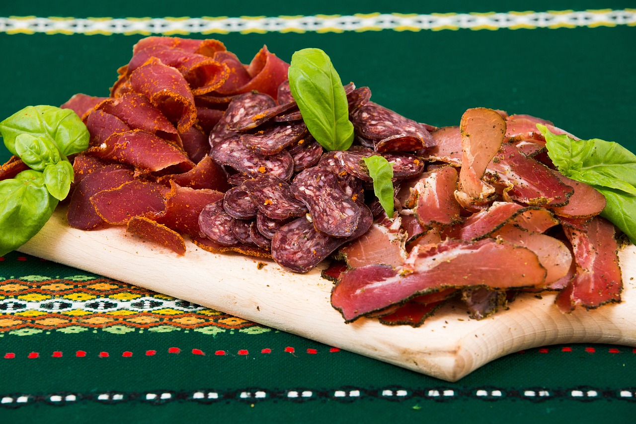découvrez nos plateaux de charcuterie artisanale, parfaits pour vos apéritifs et repas conviviaux. assortiment de viandes fines, salaisons et fromages sélectionnés avec soin.