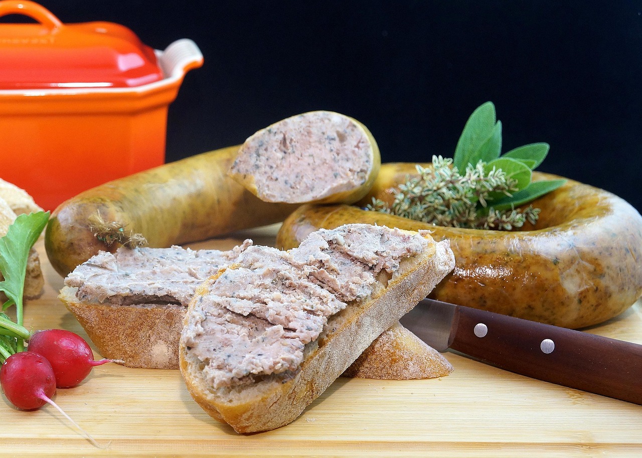 découvrez la qualité exceptionnelle de nos saucissons secs, élaborés avec soin pour garantir saveur et authenticité.