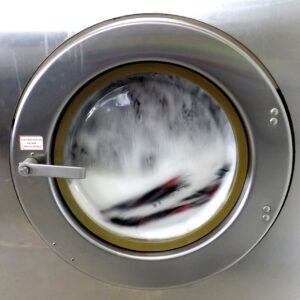 découvrez notre machine à laver industrielle, conçue pour un nettoyage efficace et rapide des grandes quantités de linge, idéale pour les entreprises et les industries.