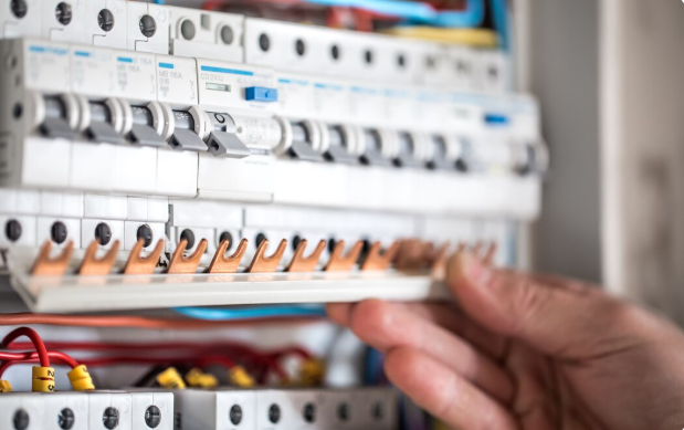 Remise aux normes électriques : travaux obligatoires ou recommandés ?