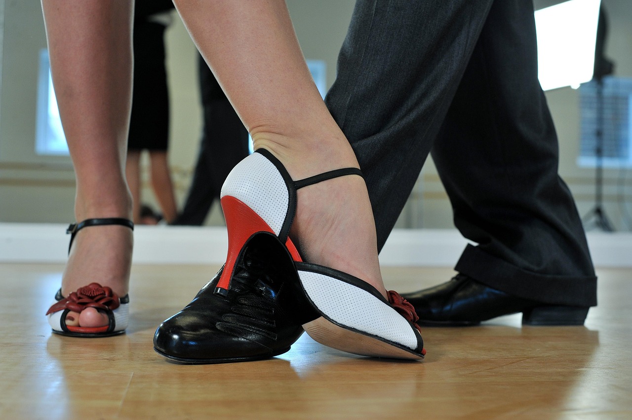 apprenez les bases de la danse en couple avec nos cours pour débutants, parfaits pour s'amuser et se connecter en toute simplicité.
