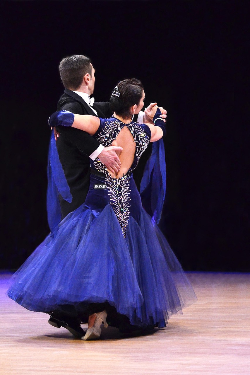 découvrez les bases de la danse en couple pour débutants avec nos cours faciles et amusants. apprenez à bouger en harmonie et à profiter de chaque pas ensemble.