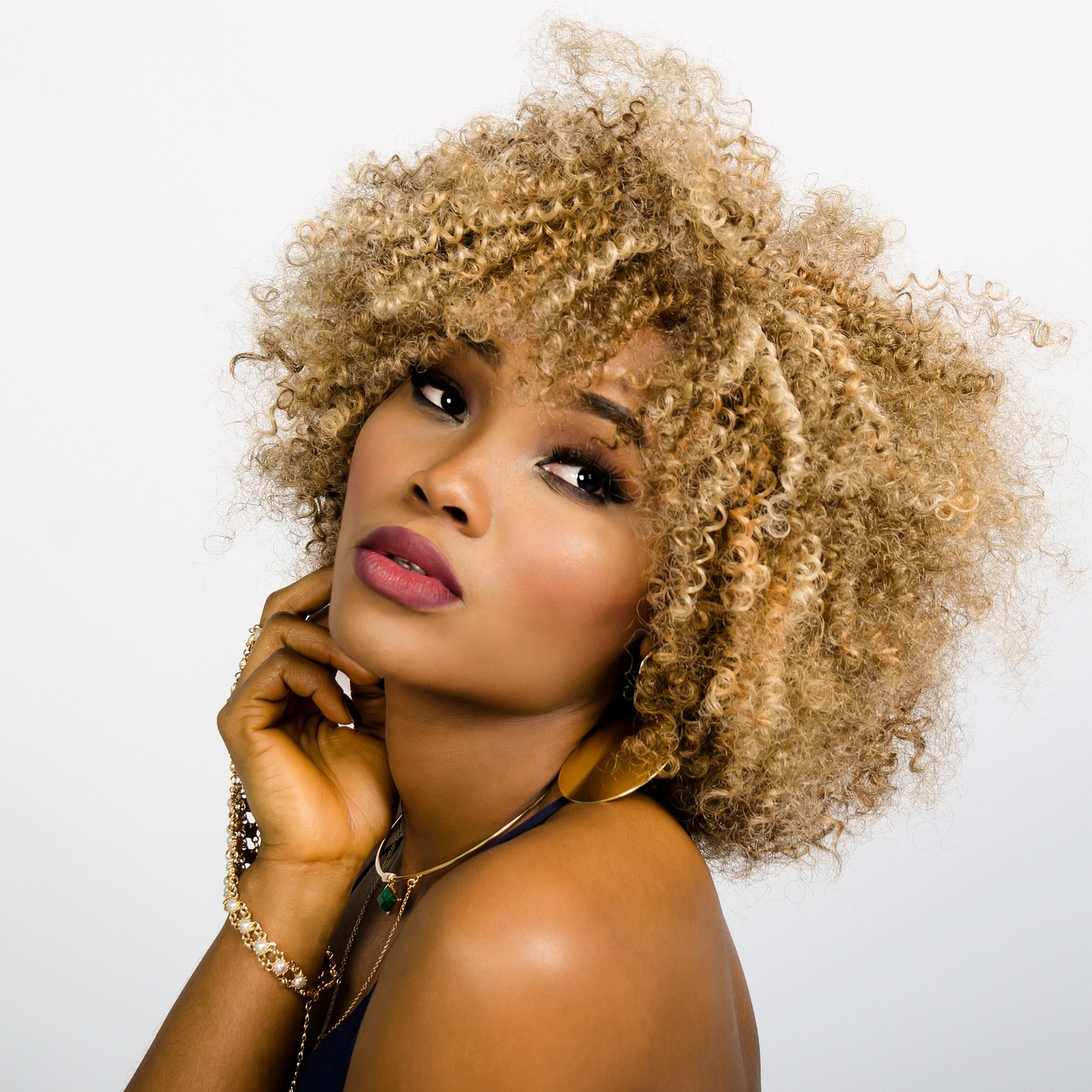 transformation capillaire pour cheveux bouclés : découvrez des astuces, conseils et styles pour sublimer vos boucles naturelles.