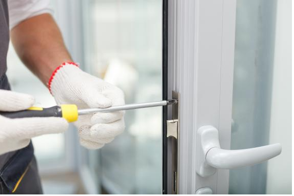 Réparation porte pvc : mécanisme crémone