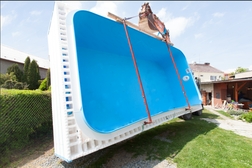 Quel matériel de piscine acheter en priorité pour une première installation ?
